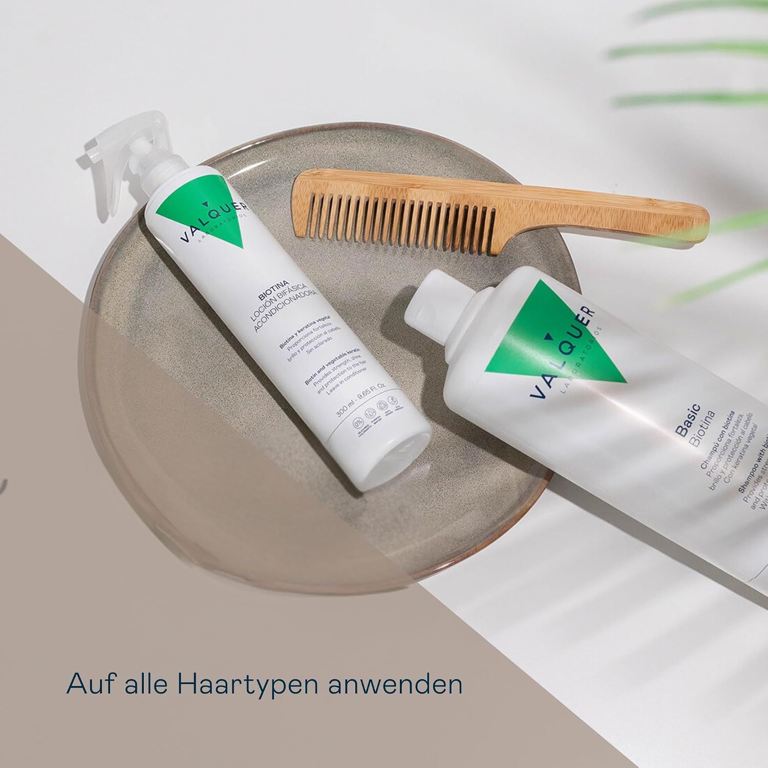 Zwei Valquer-Flaschen und ein Holzkamm auf einem Teller.