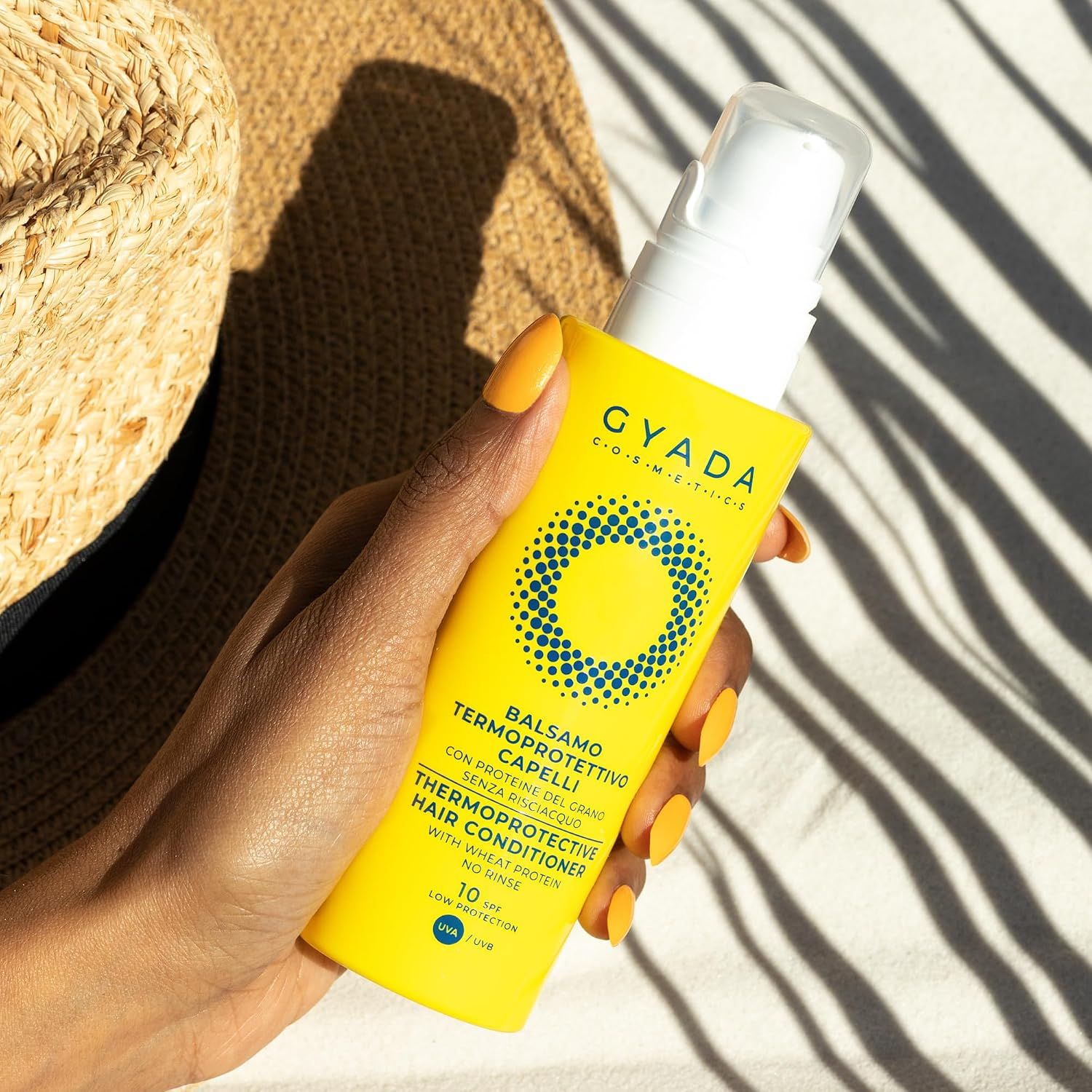 GYADA Cosmetics Thermoprotective Hair Conditioner Flasche in der Hand.