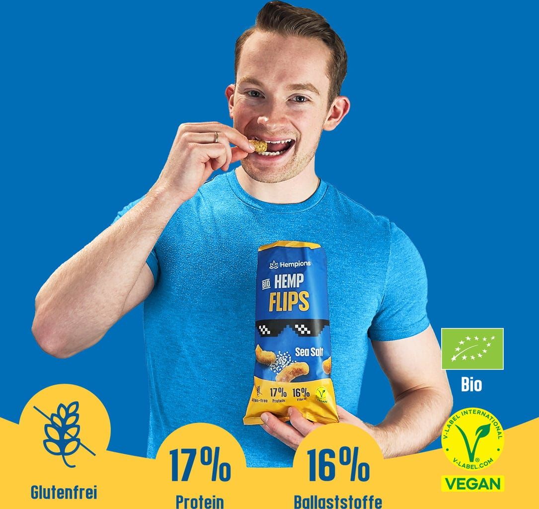 Mann isst Hempions Hemp Flips Sea Salt. Produktverpackung mit Logo, Sonnenbrille-Design, Bio-Siegel, glutenfrei, vegan. 17% Protein, 16% Ballaststoffe.