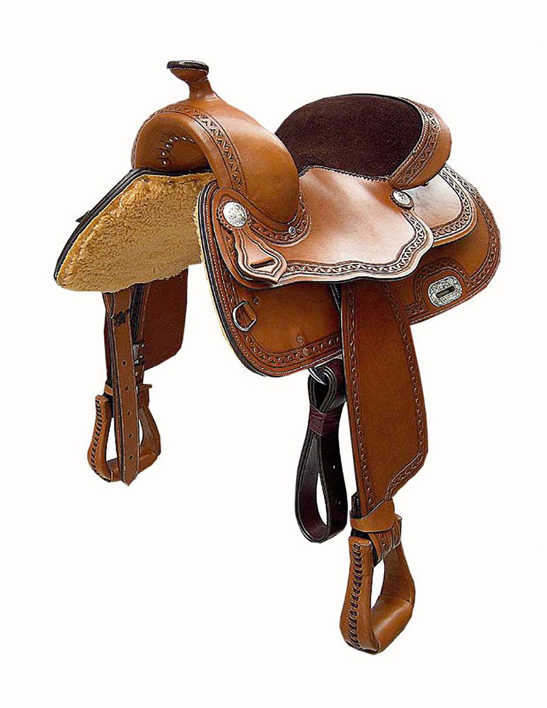 Brauner Westernsattel mit silbernen Verzierungen und Steigbügeln. Detailreiche Lederarbeit, gepolsterte Sitzfläche.