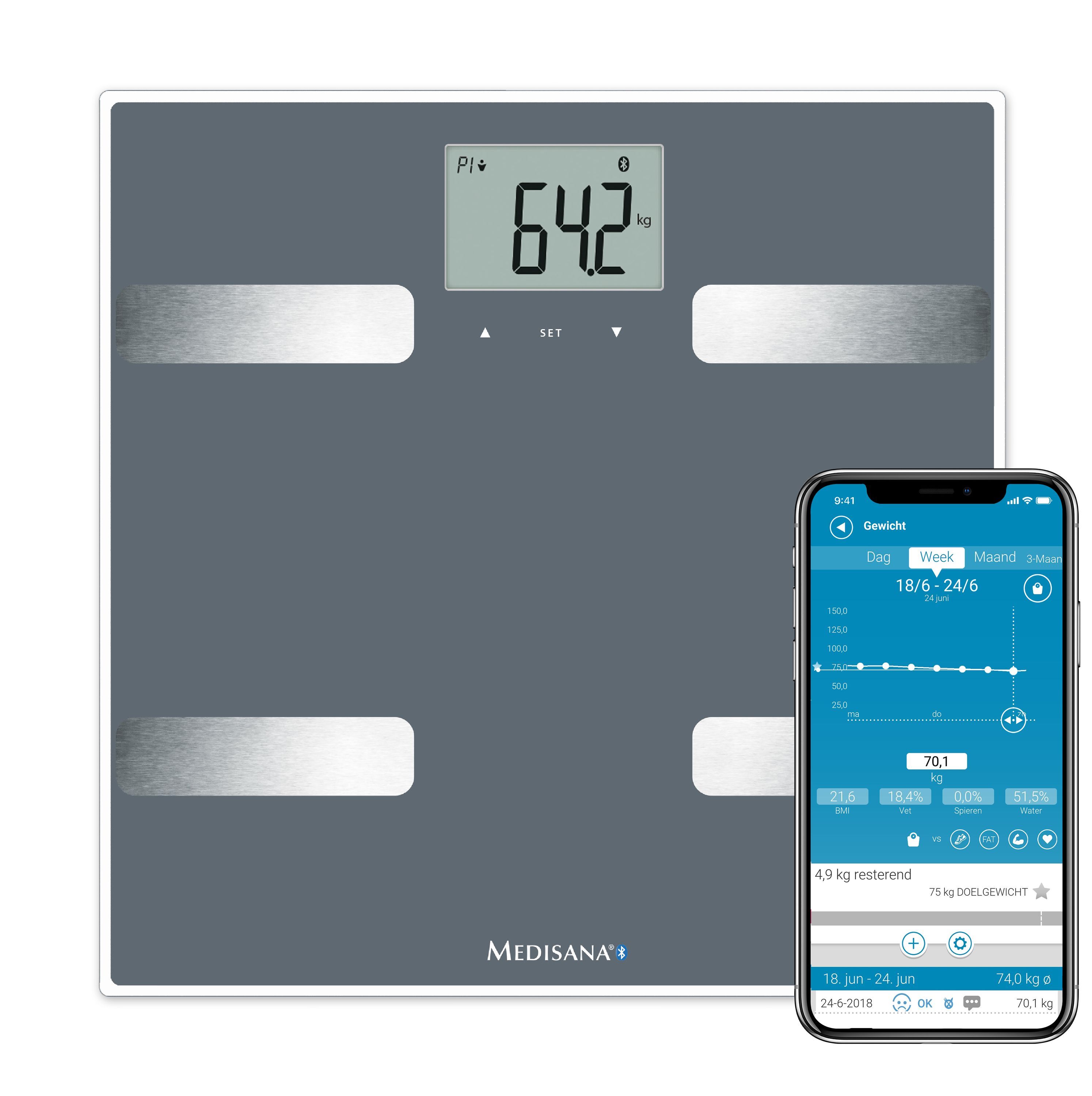 Körperanalysewaage mit digitaler Anzeige. Graue Oberfläche, silberne Kontaktflächen. Smartphone daneben mit App-Anzeige.