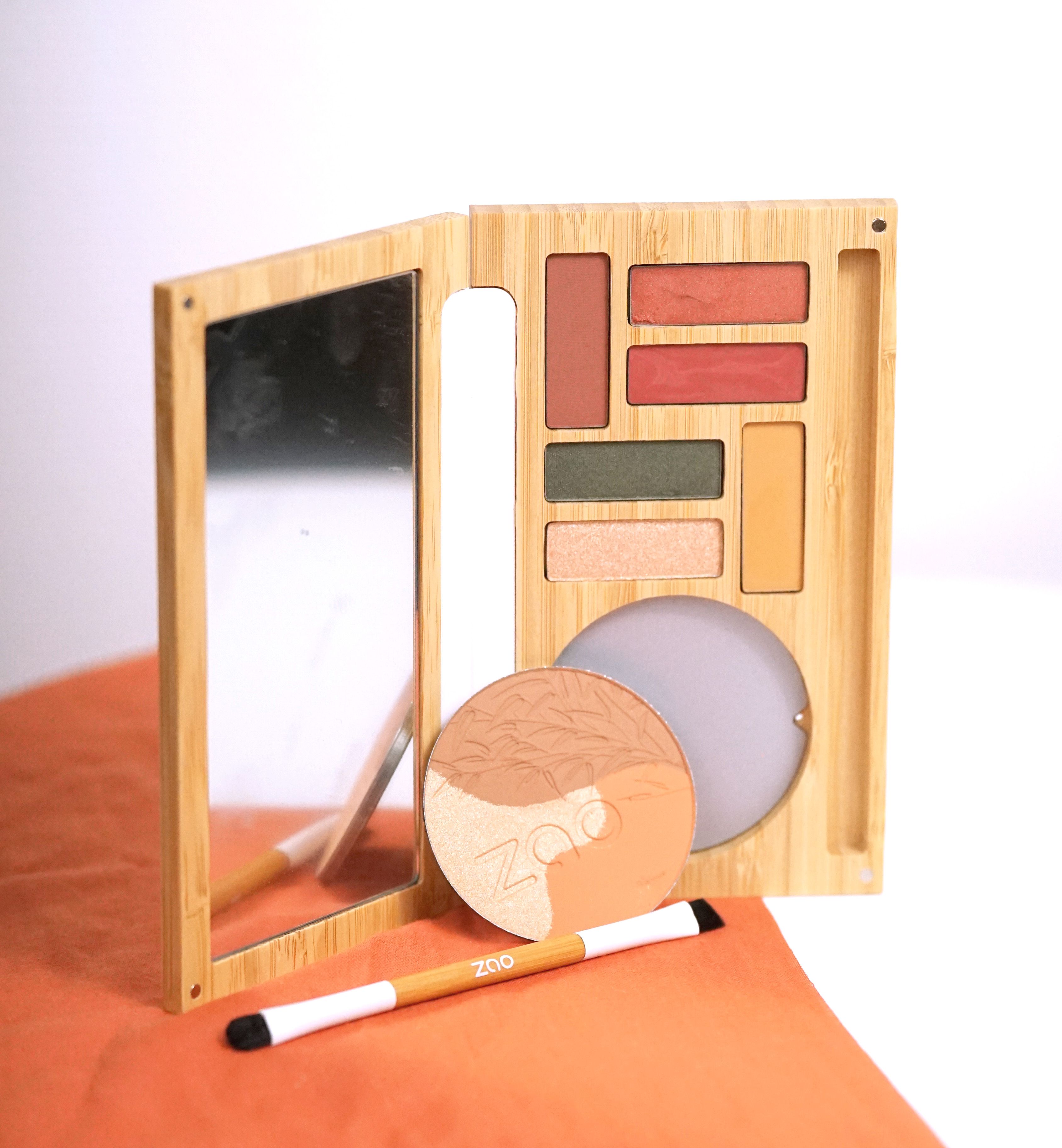 Make-up Palette aus Bambus mit Spiegel, Lidschatten, Rouge und Pinsel. ZAO-Logo sichtbar.
