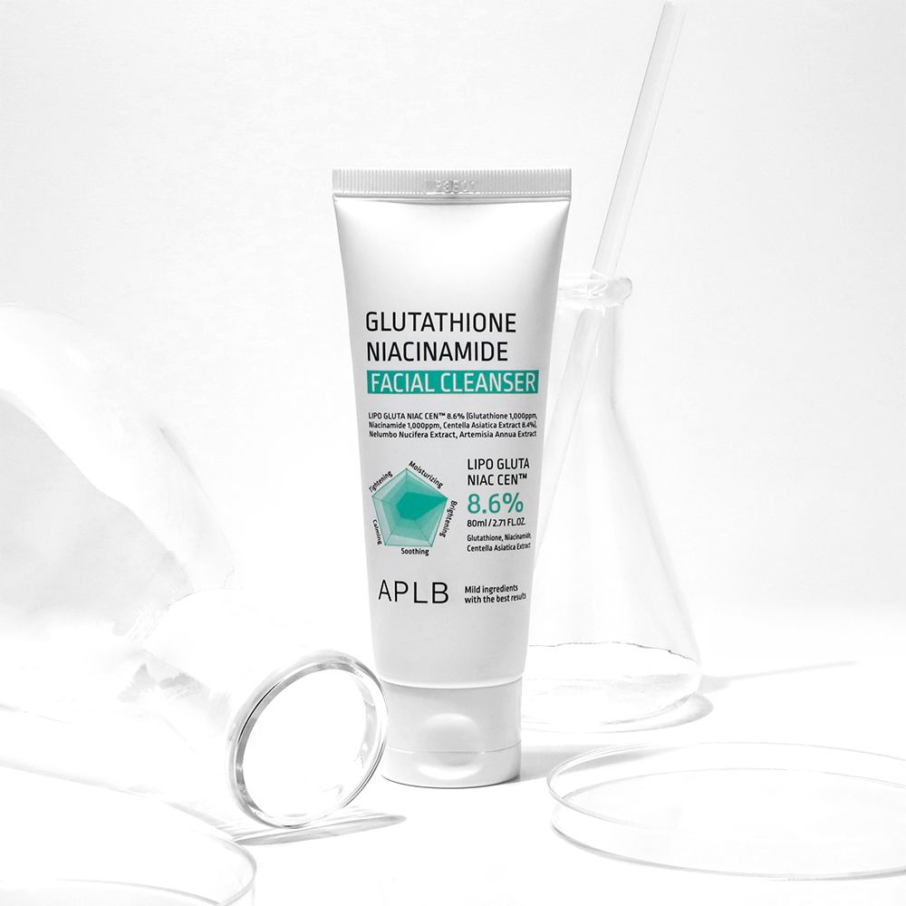 Tube mit Gesichtsreiniger neben Laborgeräten. Enthält 8,6% Lipo Gluta Niac Cen.