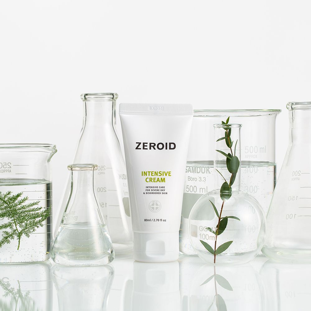 Weiße Tube vor Laborutensilien. Aufschrift: ZEROID, INTENSIVE CREAM. Text: Intensive Pflege für trockene und gestörte Haut.