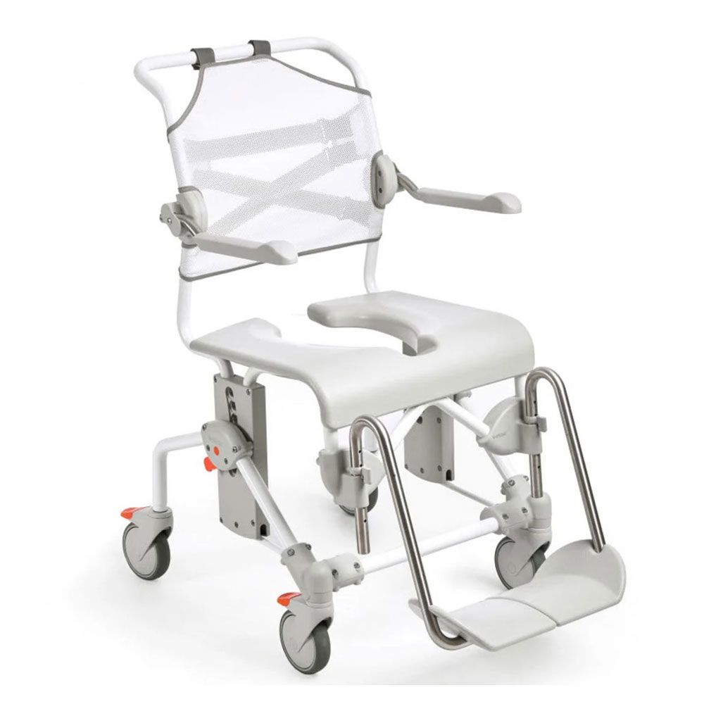 Dusch- und Toilettenrollstuhl. Weißer Rahmen, Sitz mit Aussparung, Rückenlehne mit Netz. Armlehnen und Fußstütze. Rollen.
