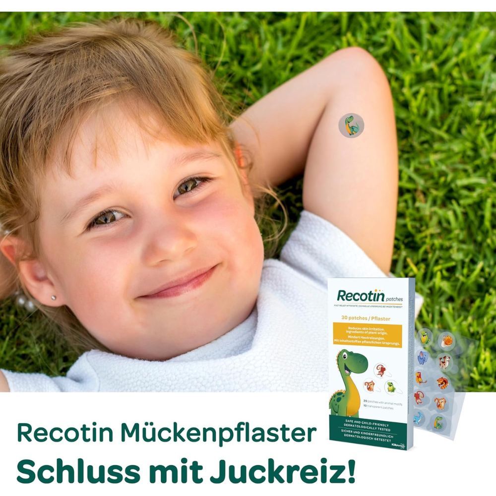 Kind liegt im Gras mit Pflaster am Arm. Verpackung und einzelne Pflaster sichtbar. Text: Recotin.