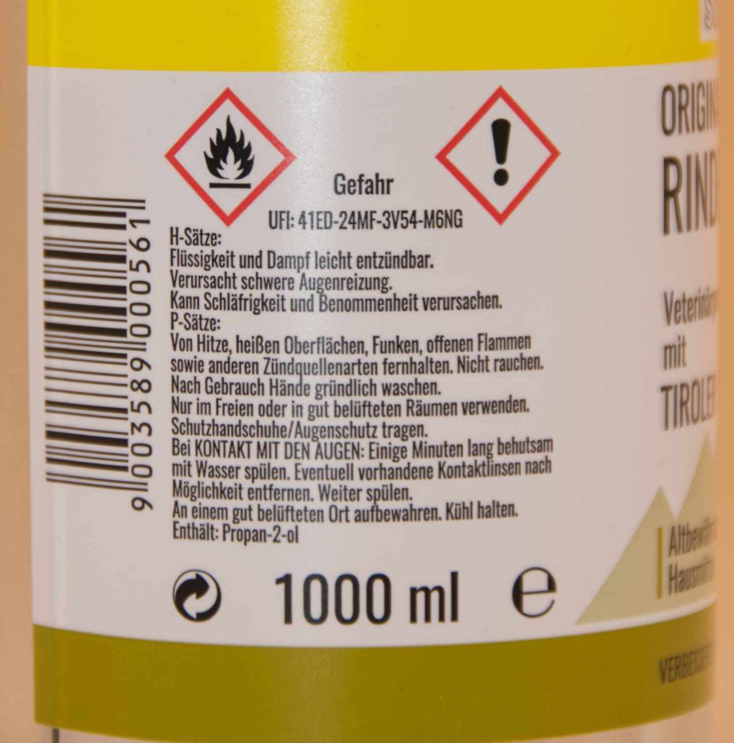 Nahaufnahme eines Etiketts mit Warnhinweisen und Gefahrensymbolen. Text: Flüssigkeit und Dampf leicht entzündbar. 1000 ml.