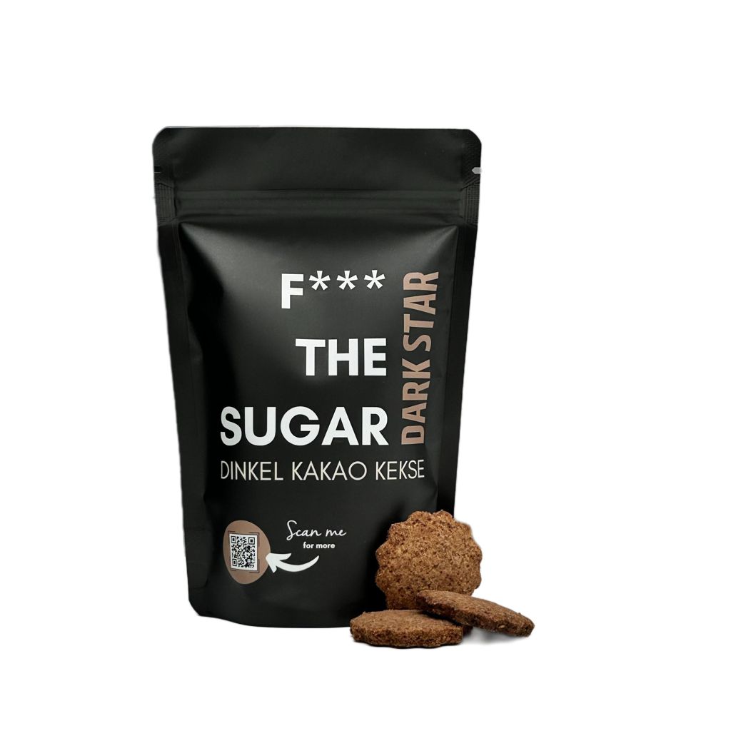 Schwarzer Beutel mit Keksen und Kekse daneben. Aufschrift: F*** THE SUGAR, Dinkel Kakao Kekse, Dark Star. QR-Code.