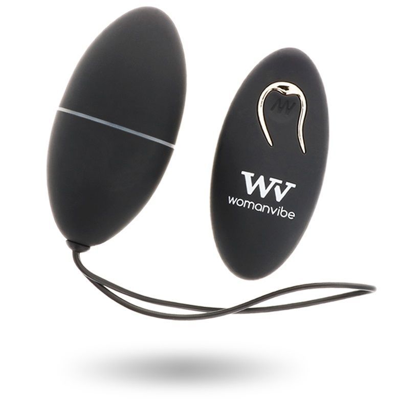 Zwei schwarze, eiförmige Produkte. Eines mit Schlaufe, das andere mit Logo und Fernbedienung. Marke: womanvibe.
