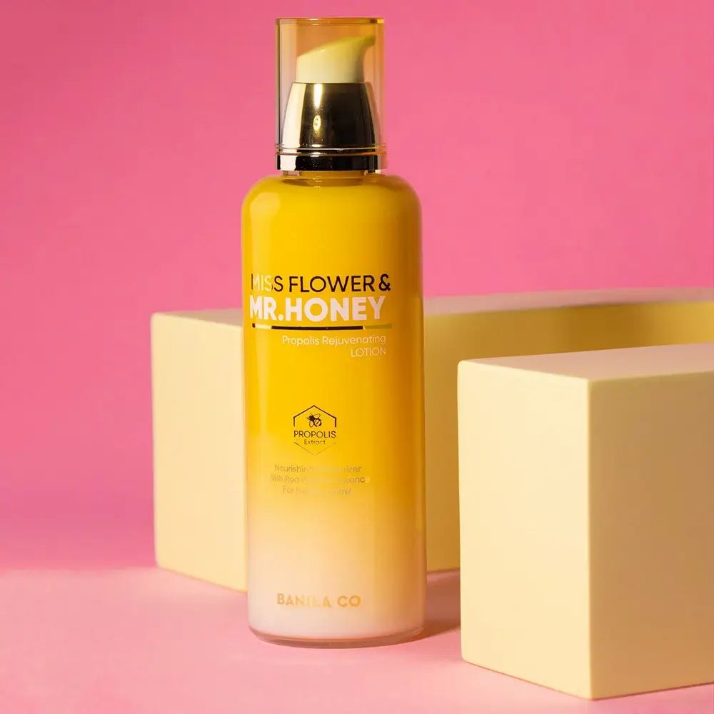 Gelbe Lotionflasche mit Pumpspender, beschriftet mit 'MISS FLOWER & MR. HONEY'.