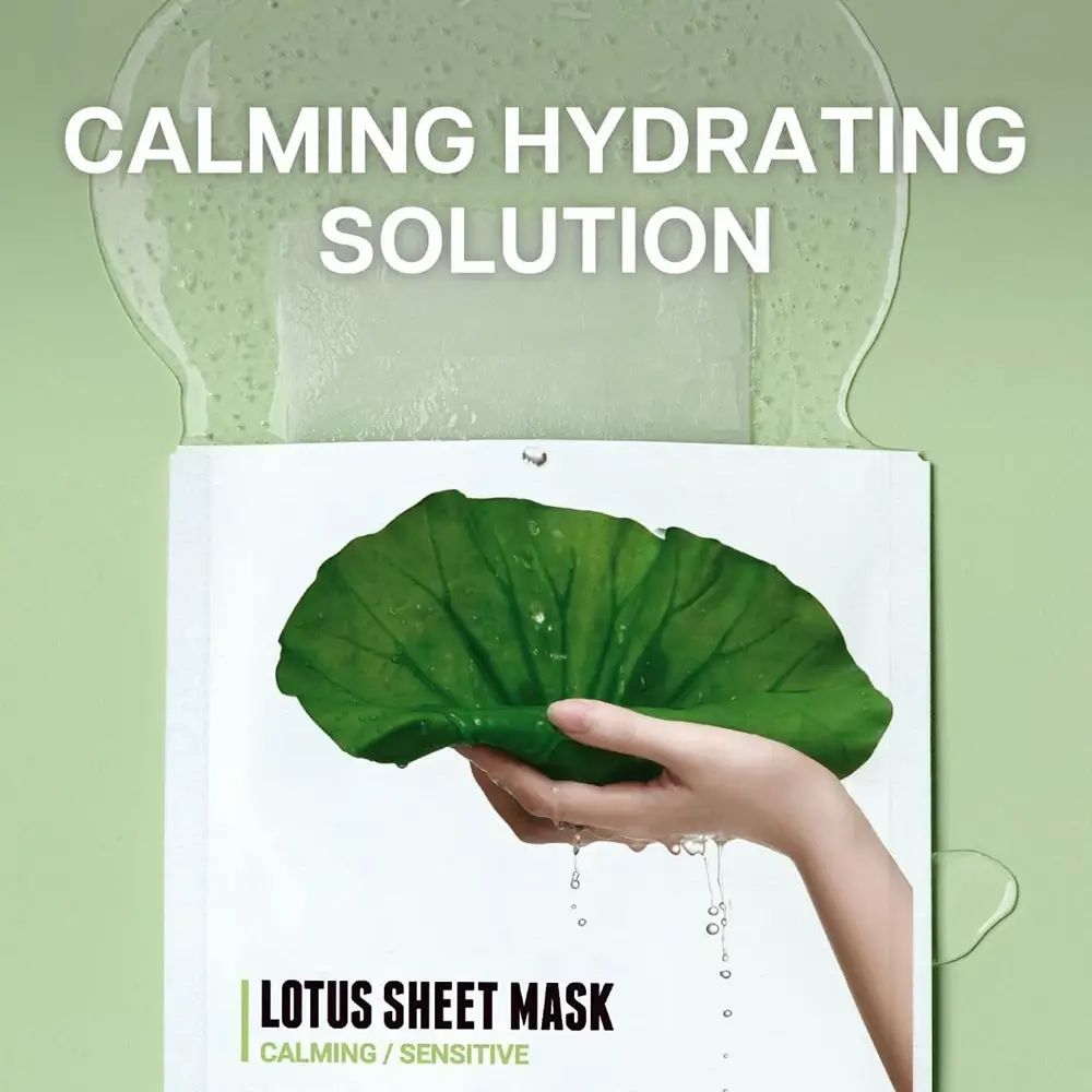 ROVECTIN Lotus Sheet Mask Verpackung mit Lotusblatt und Hand. Produktname und Inhaltsstoffe. Hintergrund mit Flüssigkeit.