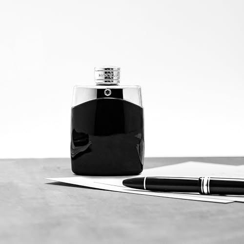 Montblanc Legend Eau de Toilette Flakon auf einem Tisch mit Stift.