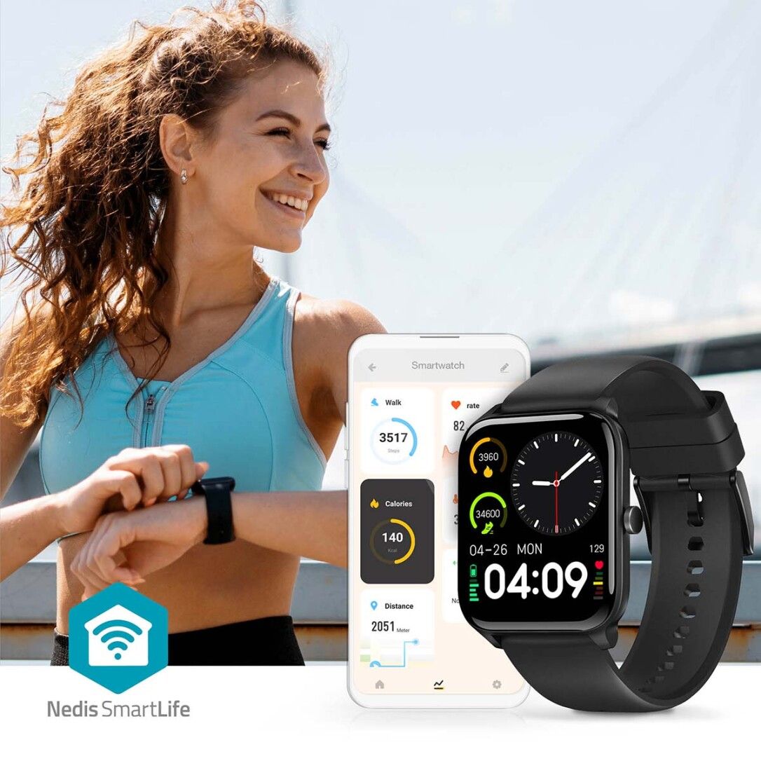 Frau mit Smartwatch am Handgelenk. Smartphone-App zeigt Fitnessdaten. Schwarze Smartwatch mit digitaler Anzeige. Nedis SmartLife-Logo.