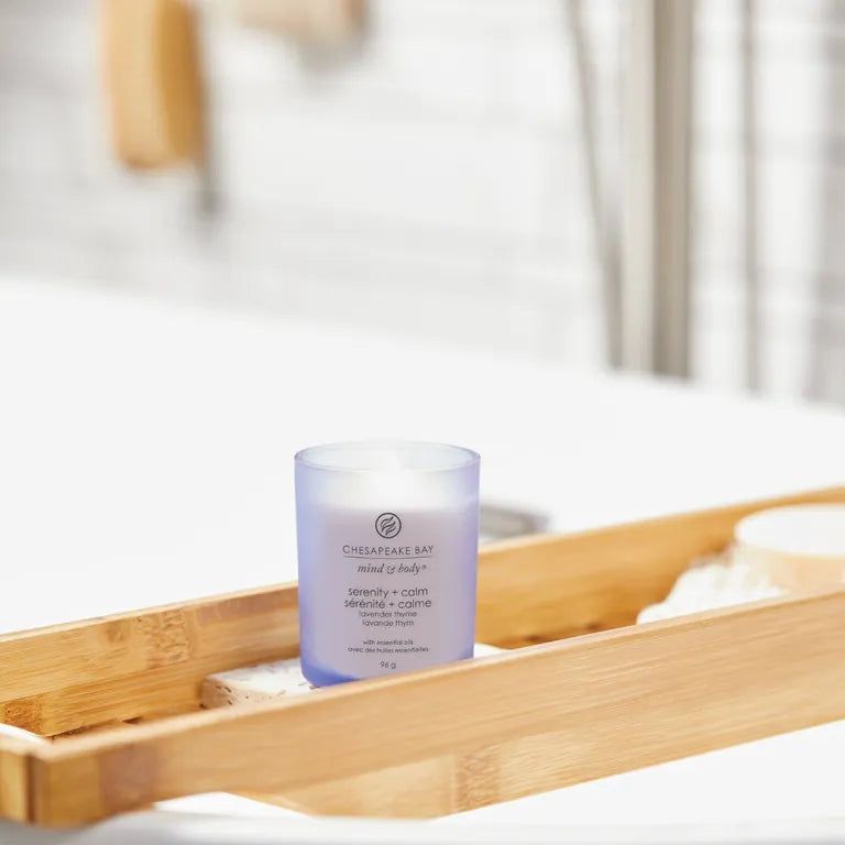 Kerze in blauem Glas auf einem Badewannen-Tablett. Aufschrift: Chesapeake Bay, mind & body, serenity + calm, Lavendel-Thymian, mit ätherischen Ölen, 96 g.