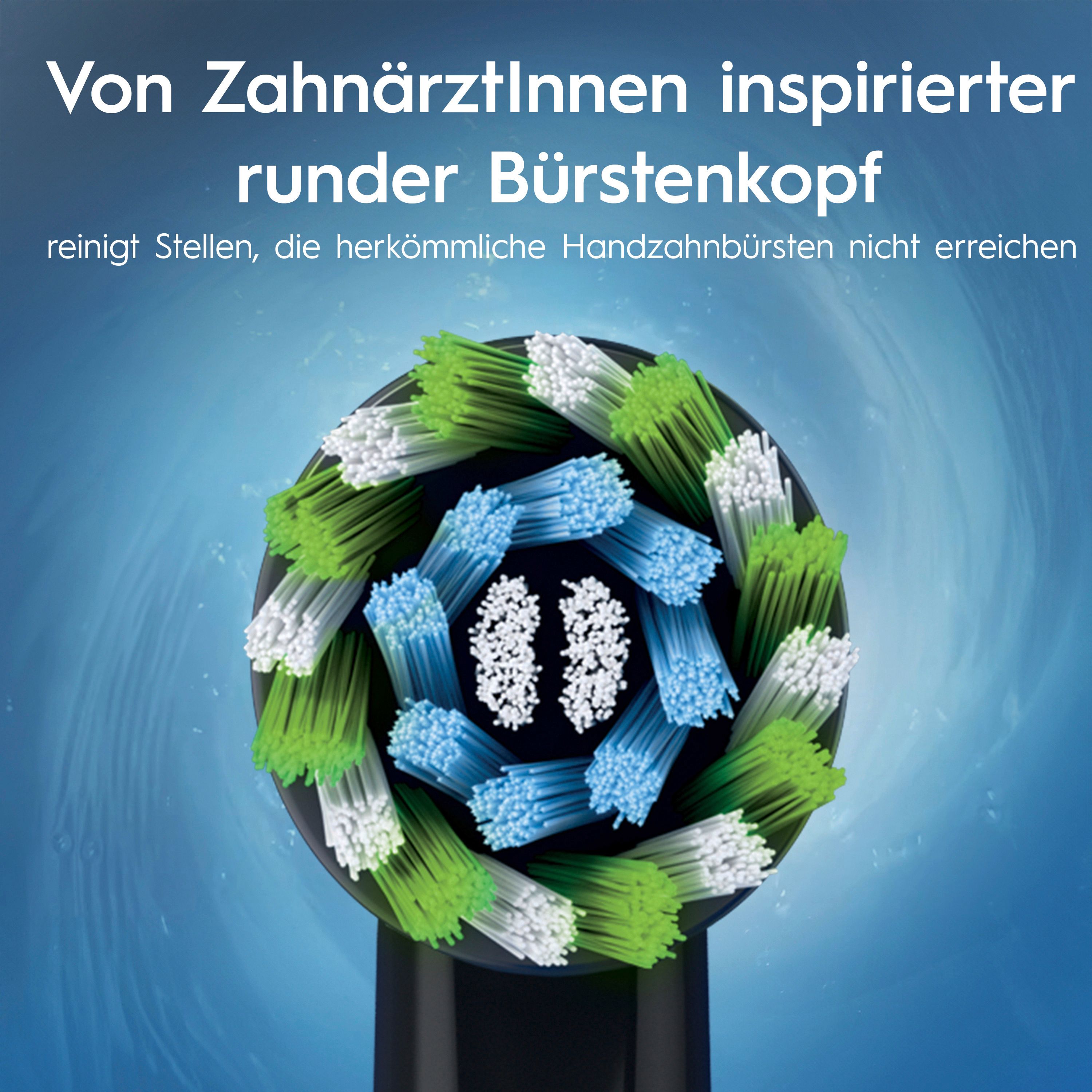Nahaufnahme eines runden Bürstenkopfs. Grüne, blaue und weiße Borsten. Text: Von Zahnärztinnen inspirierter runder Bürstenkopf.