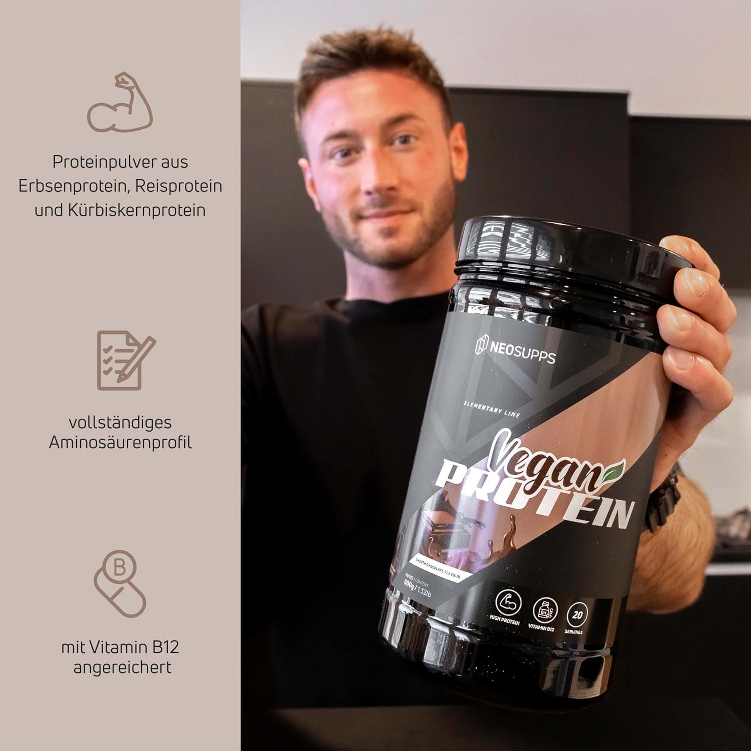 Mann hält Dose Vegan Protein. Aufschrift: Neosupps Vegan Protein. Enthält Vitamin B12. Braune Dose mit schwarzem Deckel.