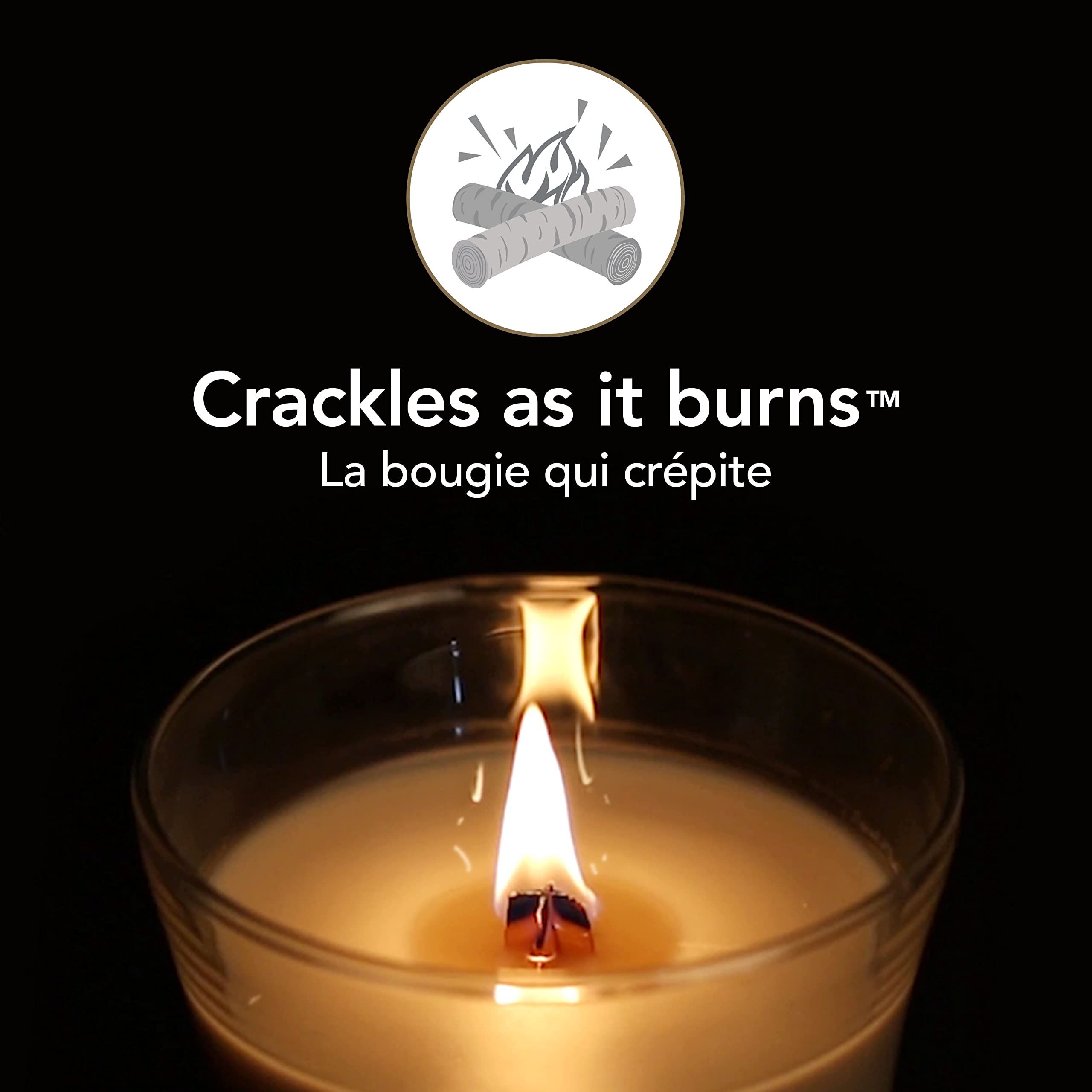 Brennende Kerze mit Holzdocht. Text: "Crackles as it burns".