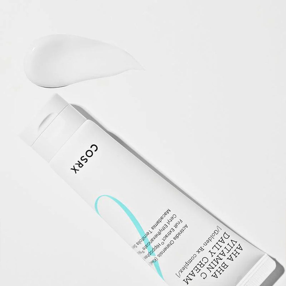 COSRX AHA BHA Vitamin C Daily Cream Tube mit einer Probe der Creme daneben.