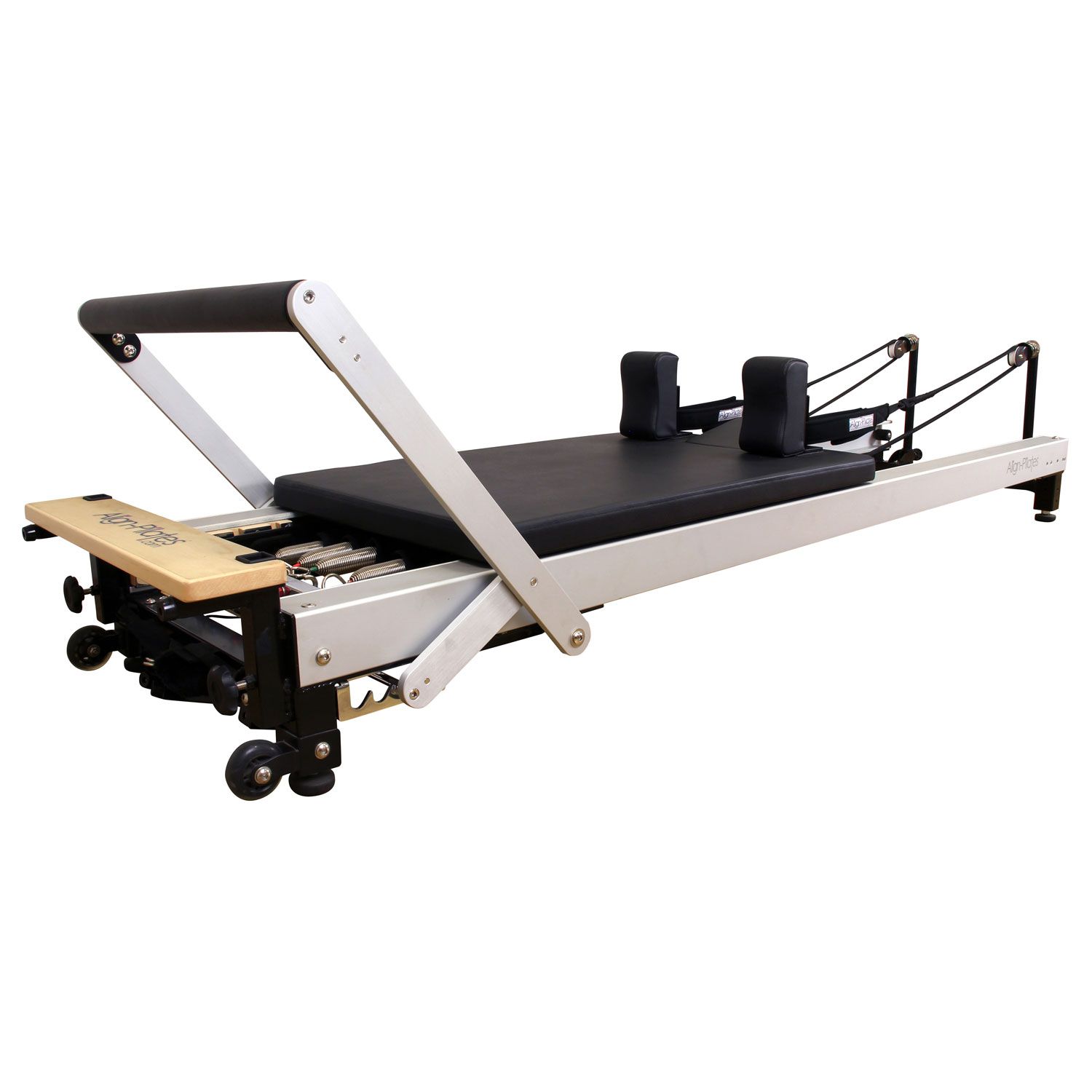 Pilates-Reformer mit schwarzer Liegefläche, silbernem Rahmen und Rollen. Align-Pilates-Logo sichtbar.