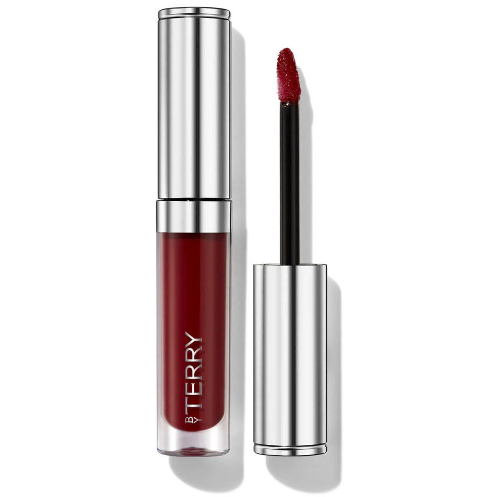 Getönte Lippenpflege in einer transparenten Tube mit silberfarbenem Deckel. Der Applikator ist sichtbar. Der Lippenstift ist rot.