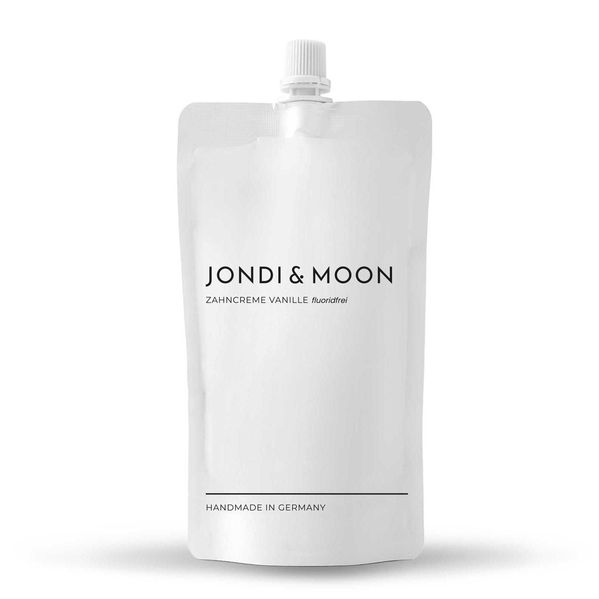 Weißer Nachfüllbeutel mit Schraubverschluss. Aufschrift: JONDI & MOON, Zahncreme Vanille fluoridfrei. Handmade in Germany.