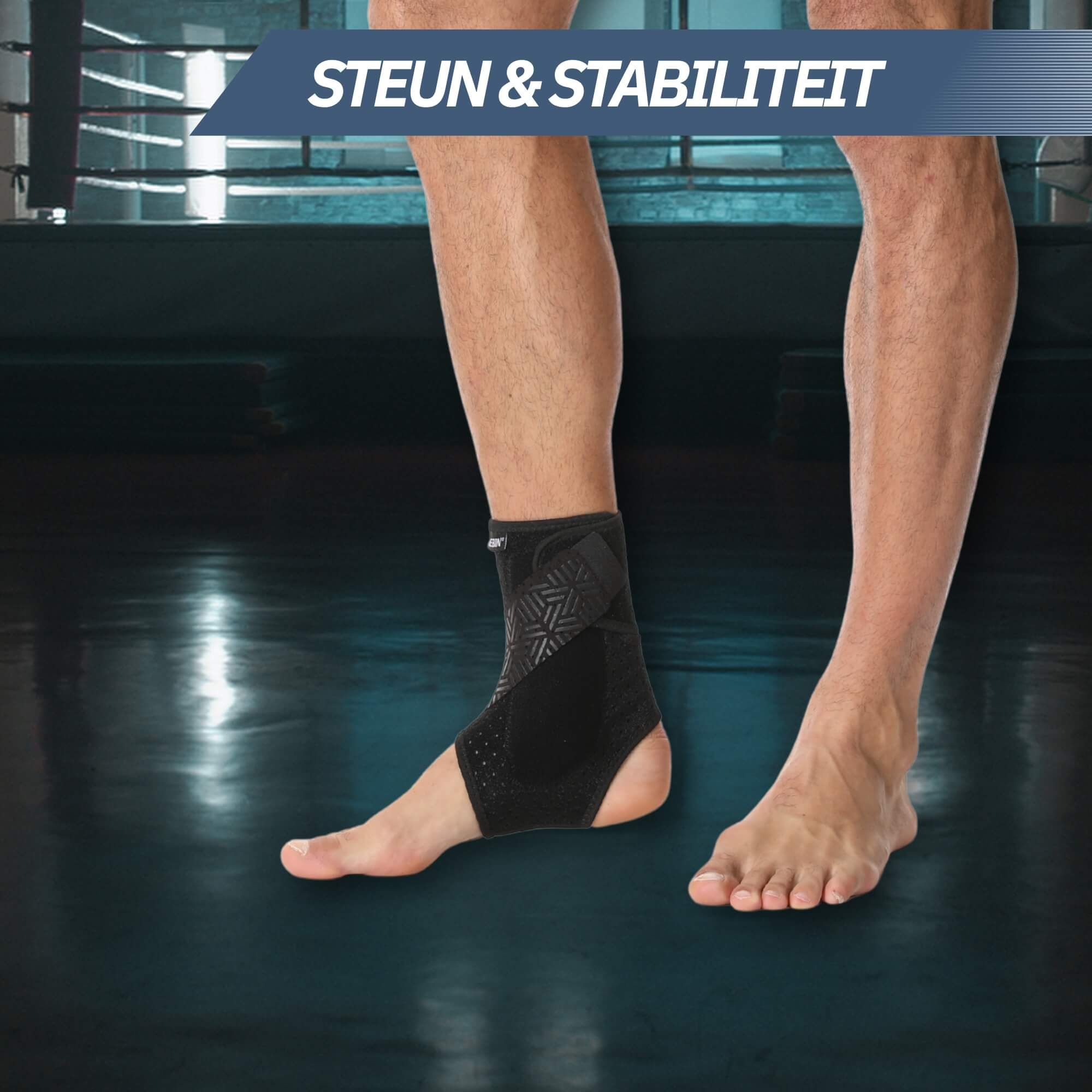 Schwarze Knöchelbandage mit Muster, die an einem Bein angelegt wird.