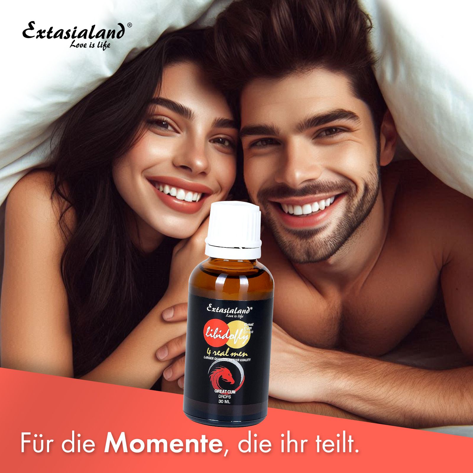 Paar im Bett, Flasche Libidofly® GreatCum Drops. Aufschrift 4 real men. Logo. Für die Momente, die ihr teilt.