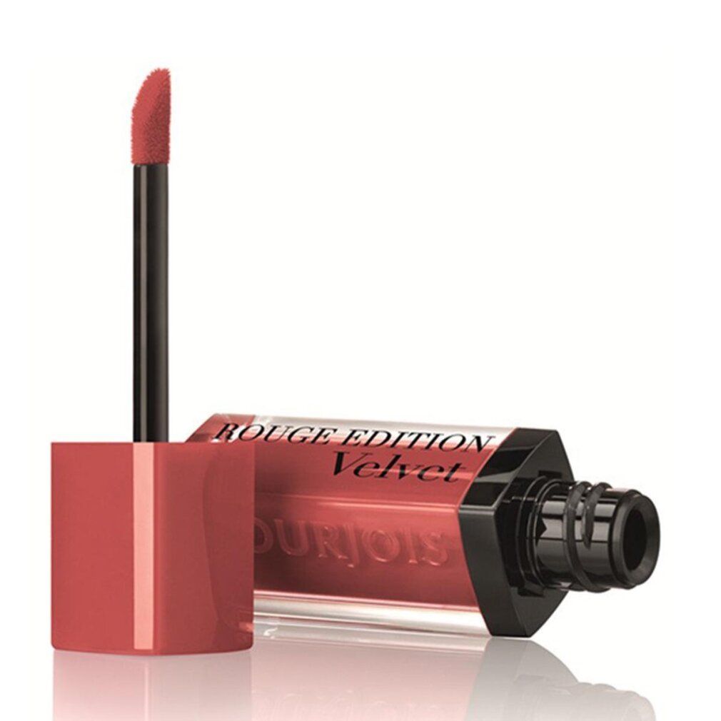 Lippenstift, liegend. Offene Kappe und Applikator. Schriftzug: Rouge Edition Velvet. Schwarzer Applikator.
