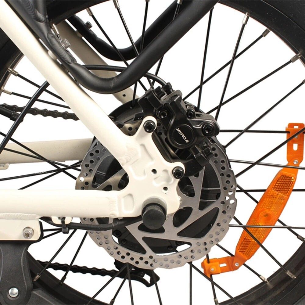 Nahaufnahme des Hinterrads mit Bremsscheibe und Reflektoren. Schwarze Komponenten.