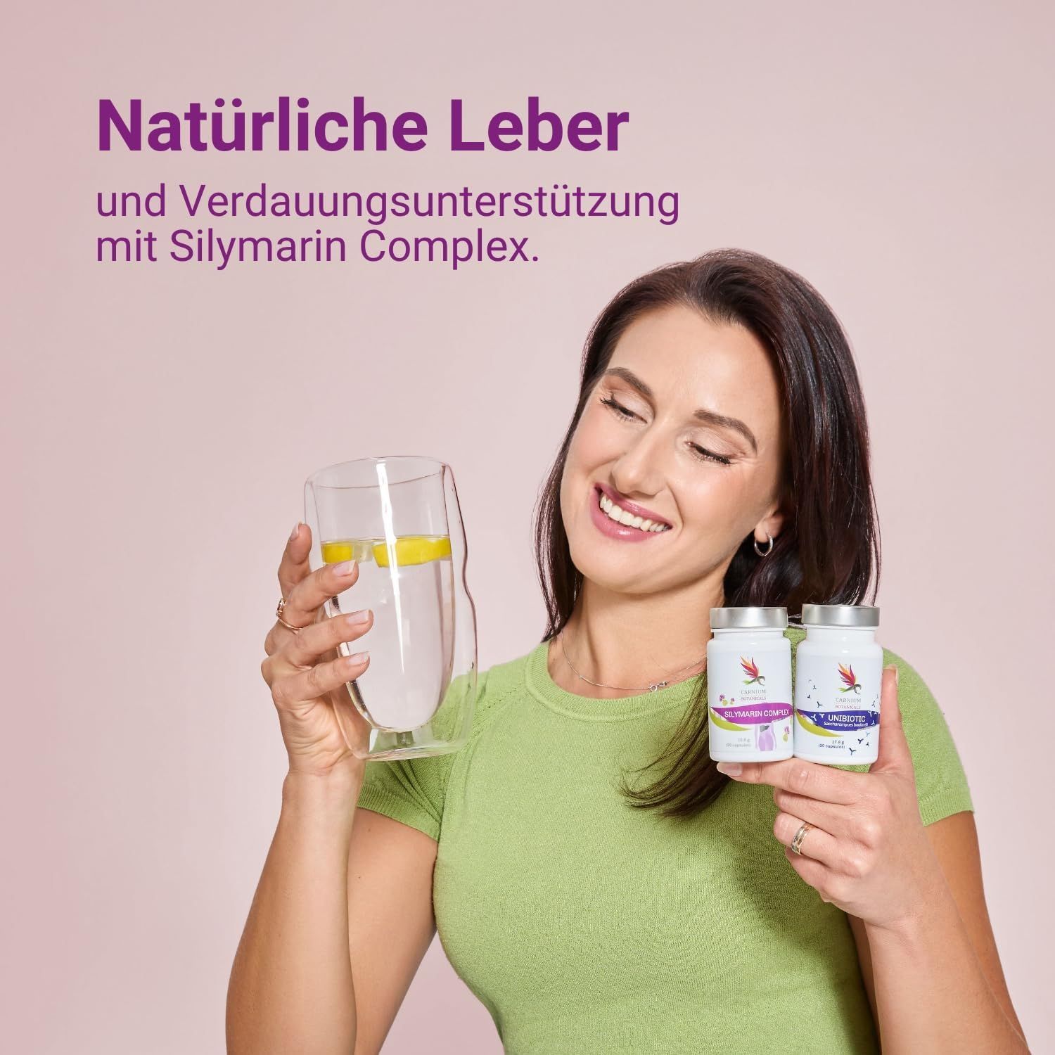 Frau hält zwei Flaschen. Aufschrift: Carnium Botanicals Silymarin Complex. Frau lächelt.