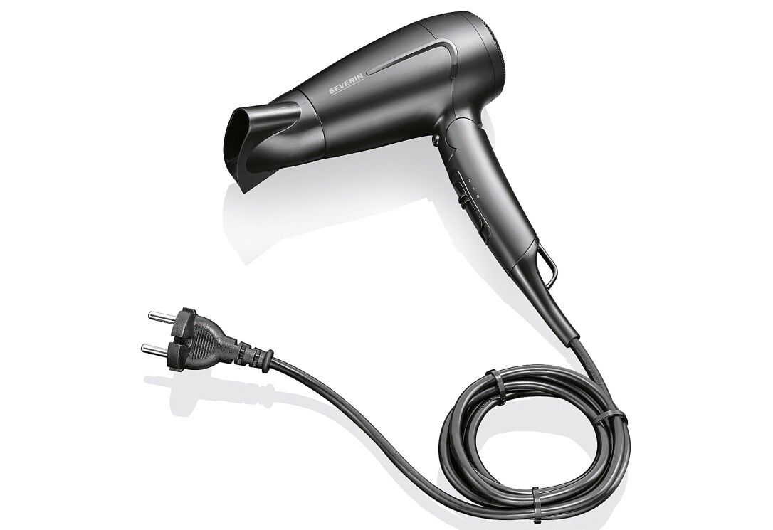Schwarzer Haartrockner mit Netzkabel und Stecker. Kabel aufgerollt.