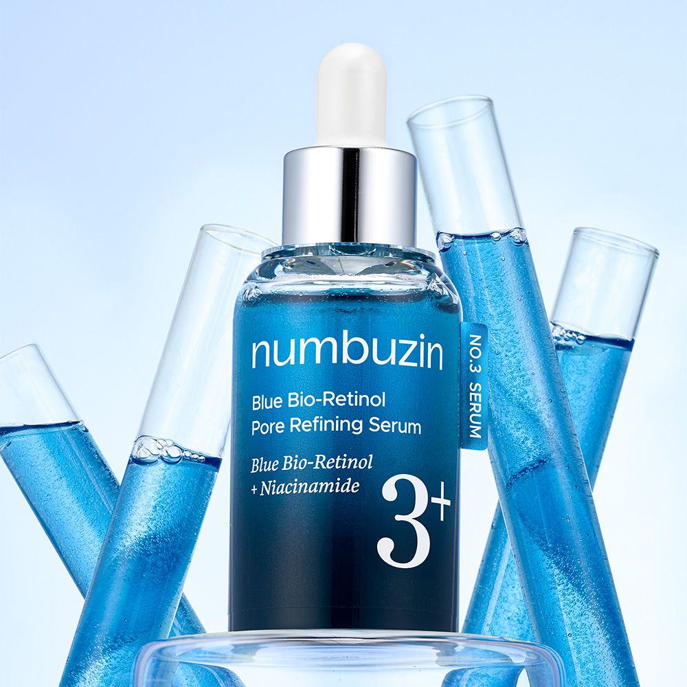 Numbuzin No.3 Serum Flasche umgeben von Reagenzgläsern mit blauem Serum. Labor-Ästhetik.