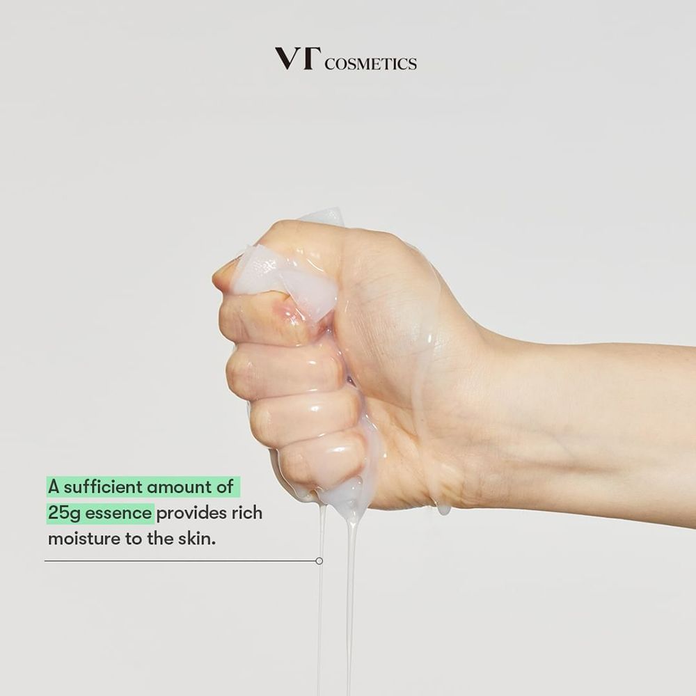 Hand drückt Produkt aus. Text: VT COSMETICS, 25g essence provides rich moisture to the skin.