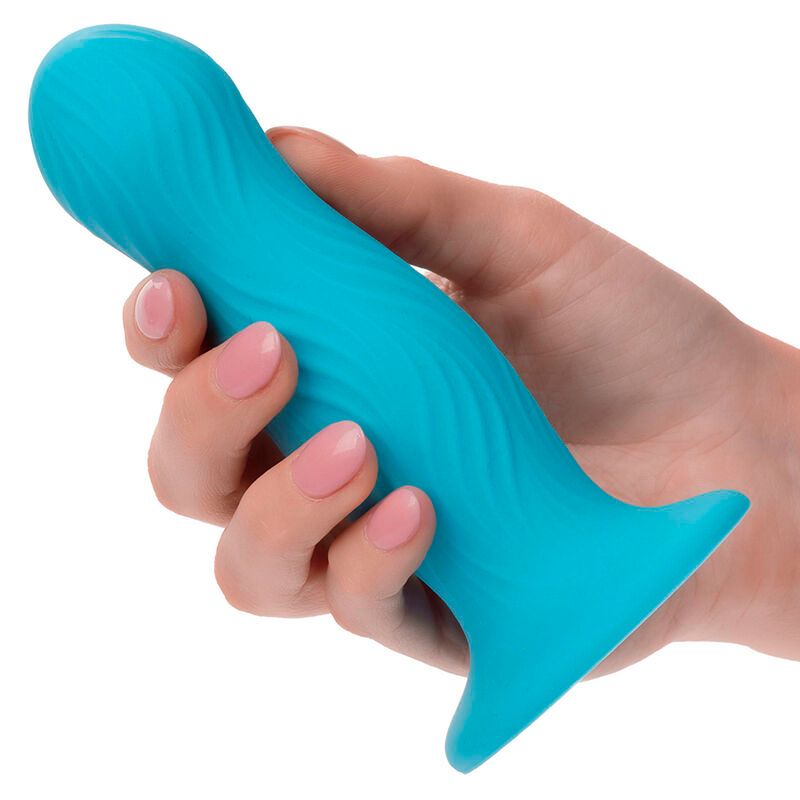 Türkisfarbener Silikon-Stimulator mit geriffelter Oberfläche, gehalten in einer Hand. Flache Basis.