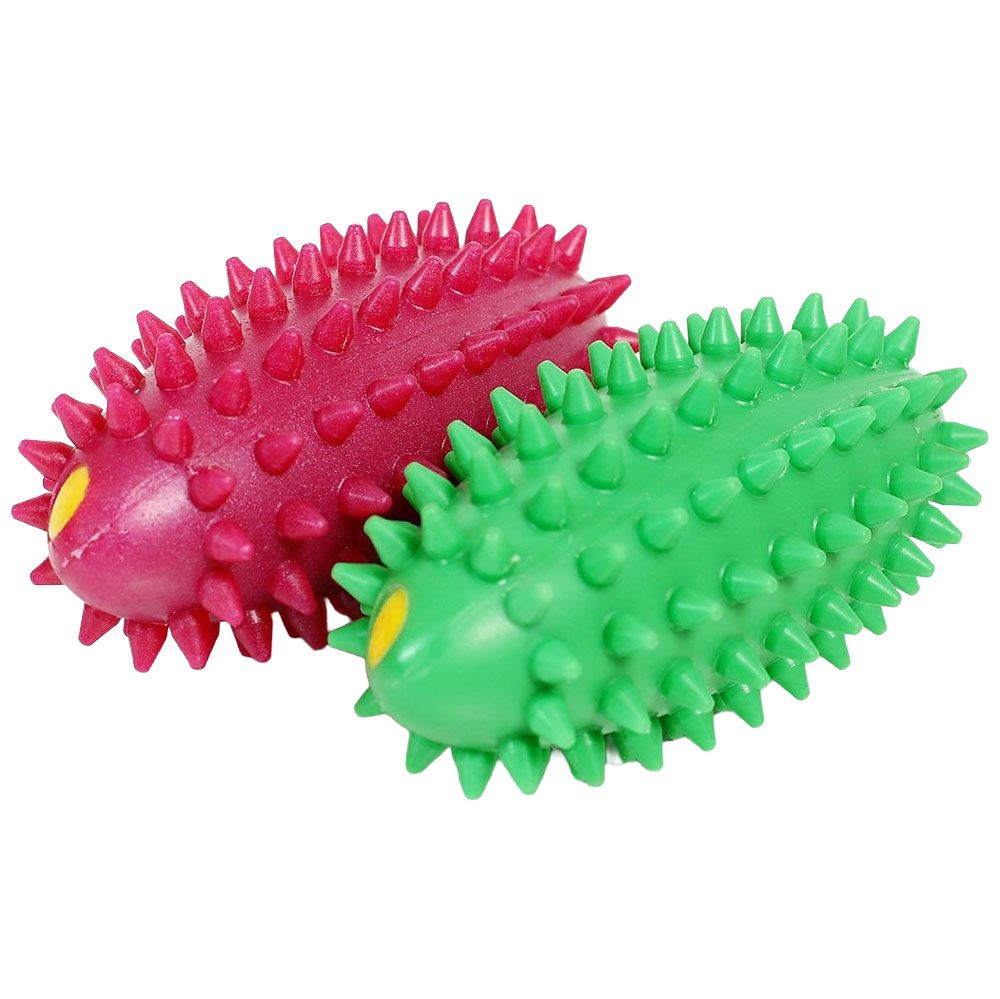 Zwei längliche, stachelige Fitnessbälle. Einer rot, einer grün. Gelbe Akzente an den Enden. Auf weißem Hintergrund.