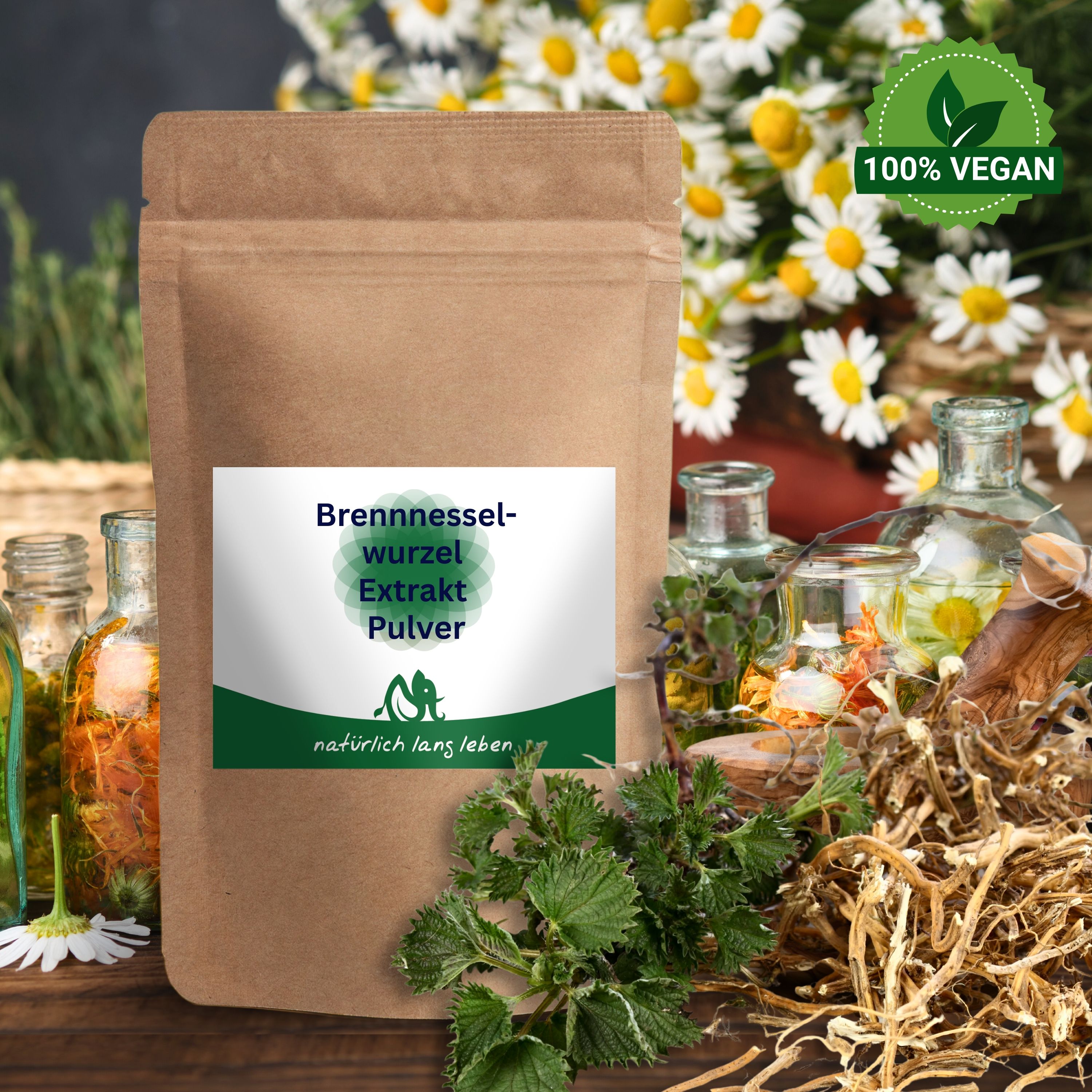 Braune Papiertüte mit Etikett. Text: Brennnesselwurzel Extrakt Pulver. 100% Vegan-Siegel. Hintergrund: Kräuter, Wurzeln, Flaschen.