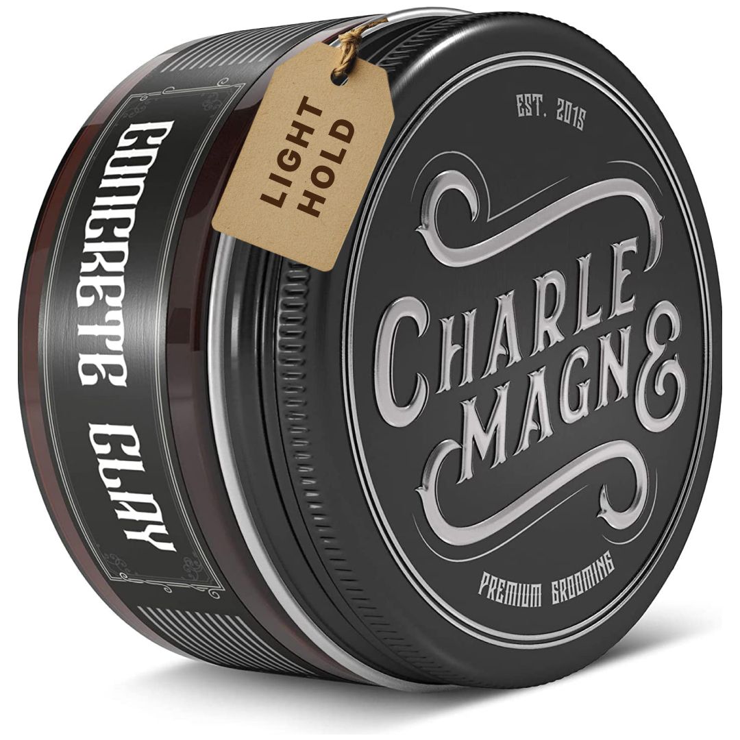 Runder Behälter mit schwarzem Deckel und Etikett. Beschriftung: "CONCRETE CLAY" und "CHARLE MAGN & PREMIUM GROOMING".