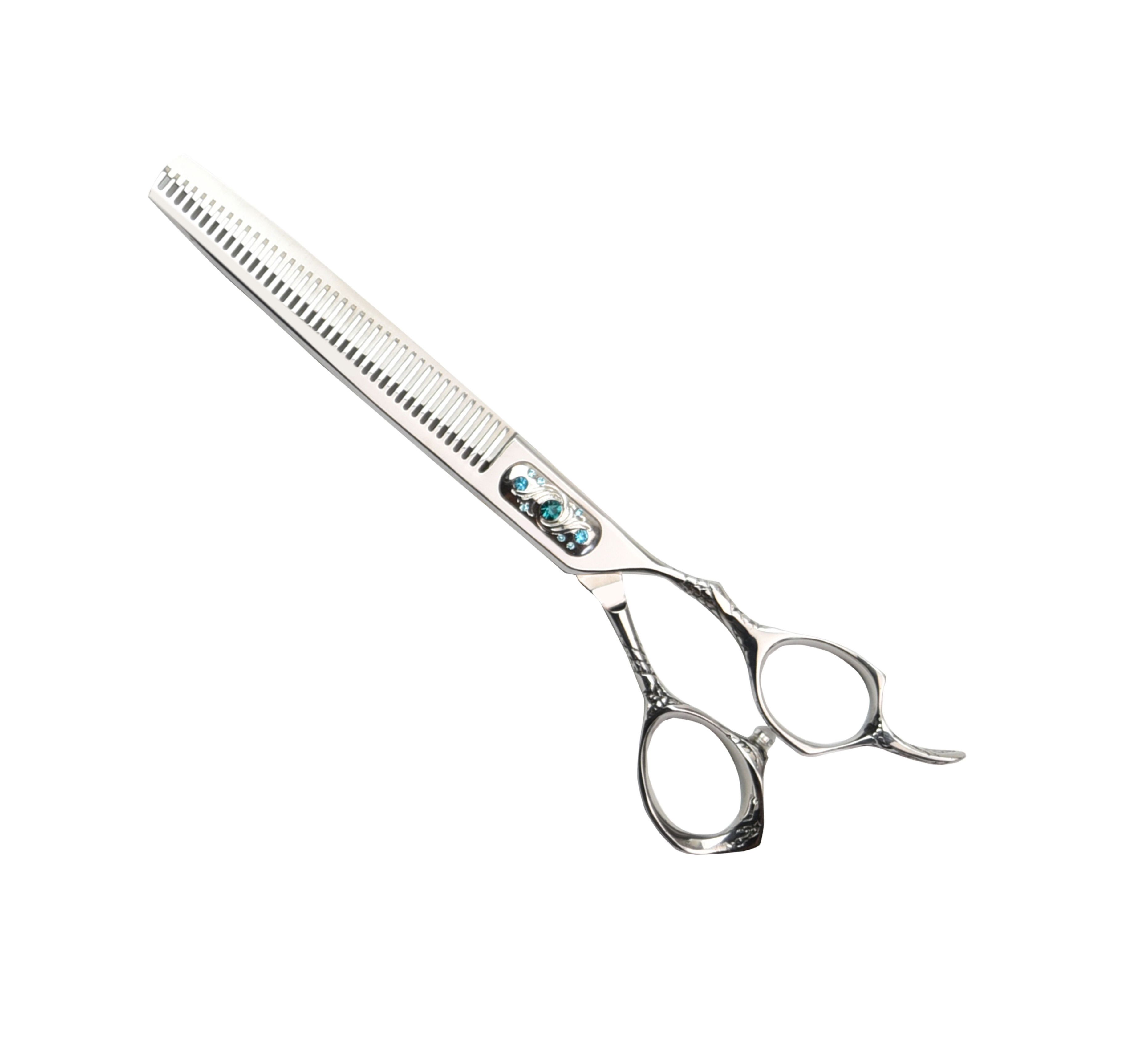 Silberne Friseurschere mit einseitiger Zahnung. Griffe mit floralem Muster. Dekorative Elemente mit bläulichen Akzenten.