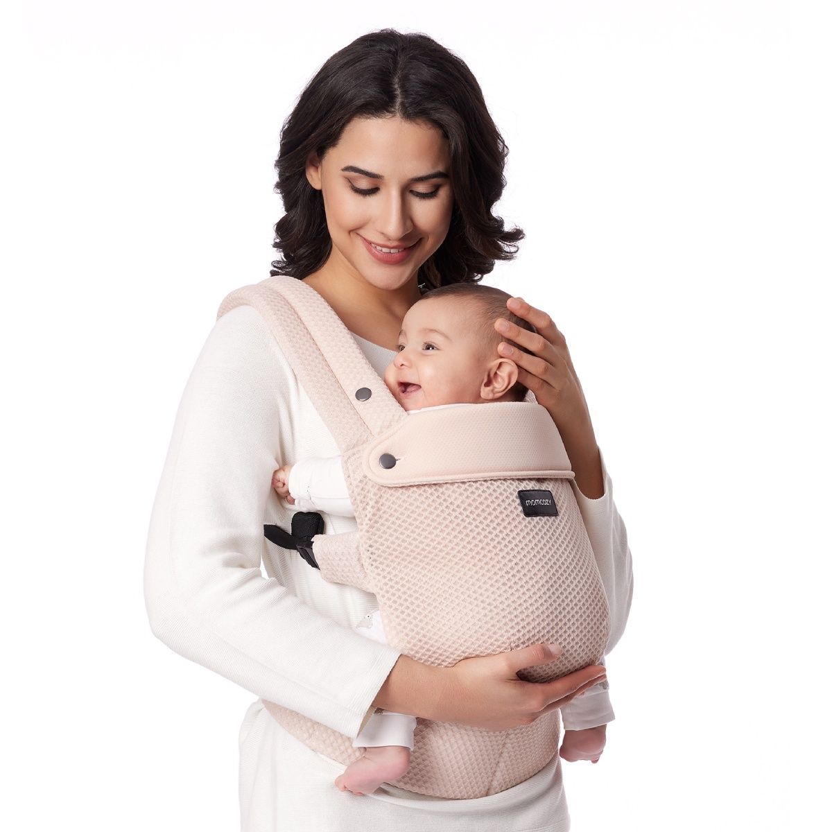 Rosa Babytrage aus atmungsaktivem Mesh. Eine Frau hält ein Baby in der Trage. Das Baby lächelt. Momcozy-Logo sichtbar.
