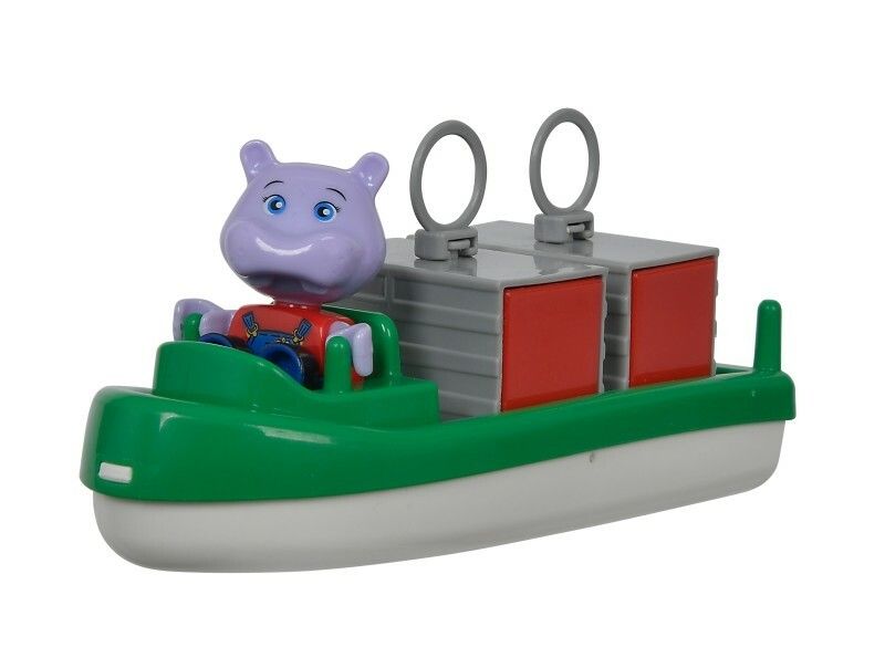 Spielzeug-Nilpferd in einem grünen Boot mit grauen Containern. Das Nilpferd trägt eine rote Weste und blaue Latzhose.