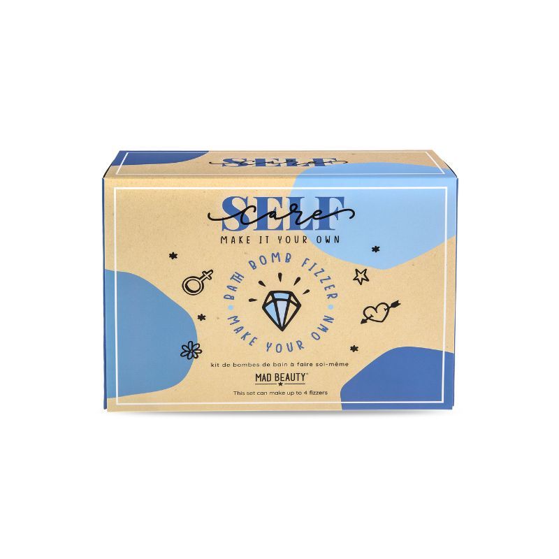 Kartonverpackung mit Aufschrift "SELF CARE". Enthält Text wie "MAKE IT YOUR OWN", "BOMB FIZZER" und "MAD BEAUTY". Blaue und braune Farbtöne.