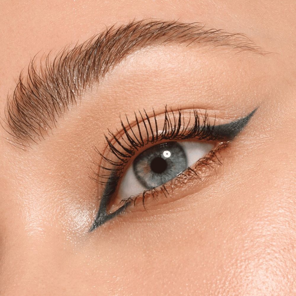 Nahaufnahme eines Auges mit Kajal auf dem oberen Augenlid.