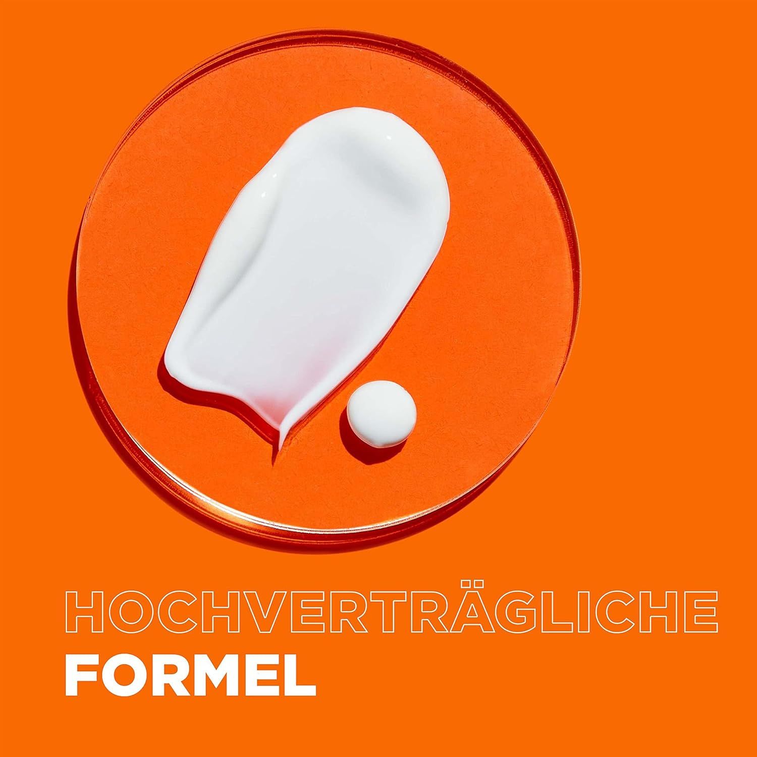 Weißes Produkt auf orangefarbenem Hintergrund. Text: Hochverträgliche Formel. Runde, weiße Produktprobe.
