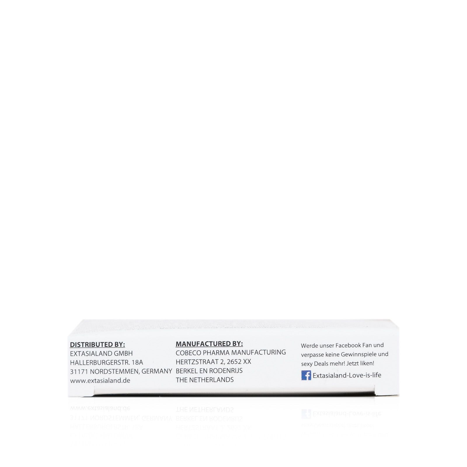 Weiße Schachtel mit Text. Enthält Informationen über Vertrieb und Herstellung. Enthält Facebook-Link.