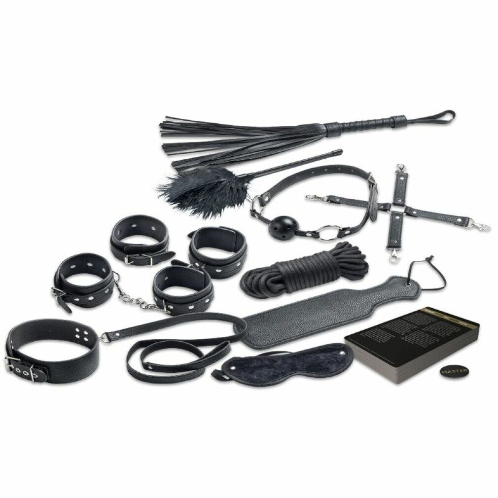 Verschiedene schwarze Leder- und Metallartikel: Peitsche, Federfächer, Halsband, Fesseln, Knebel, Augenbinde, Paddel, Seil, Kreuz.