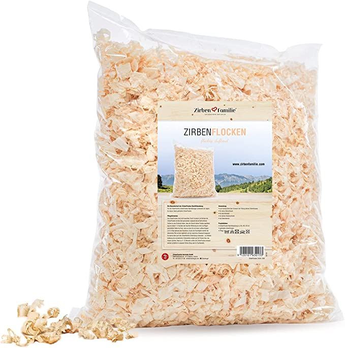 Transparente Plastiktüte mit Holzflocken. Aufkleber mit Produktname und Logo. Hintergrund: Landschaft.