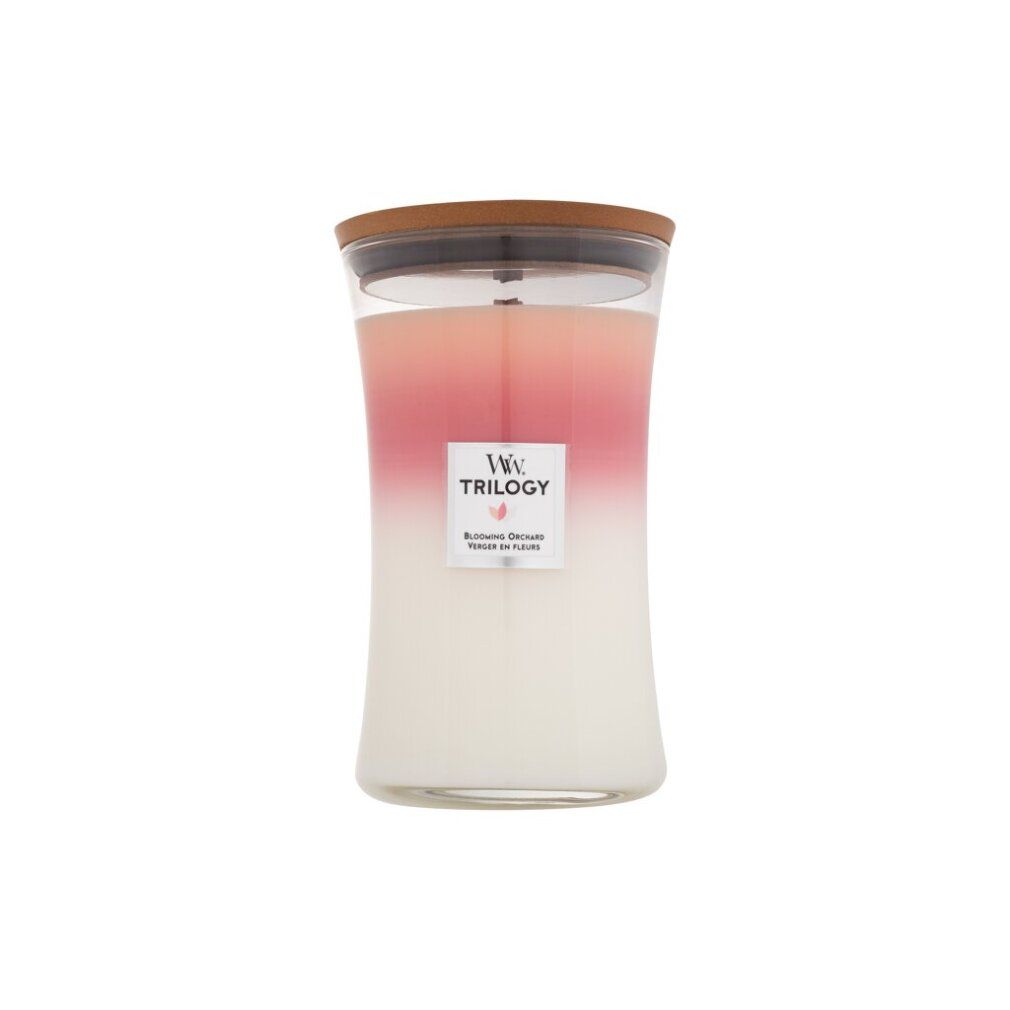 Dreischichtige Duftkerze mit Holzdocht. Farbschichten: Rosa, Weiß. Glasbehälter. Label mit Logo und Produktname.