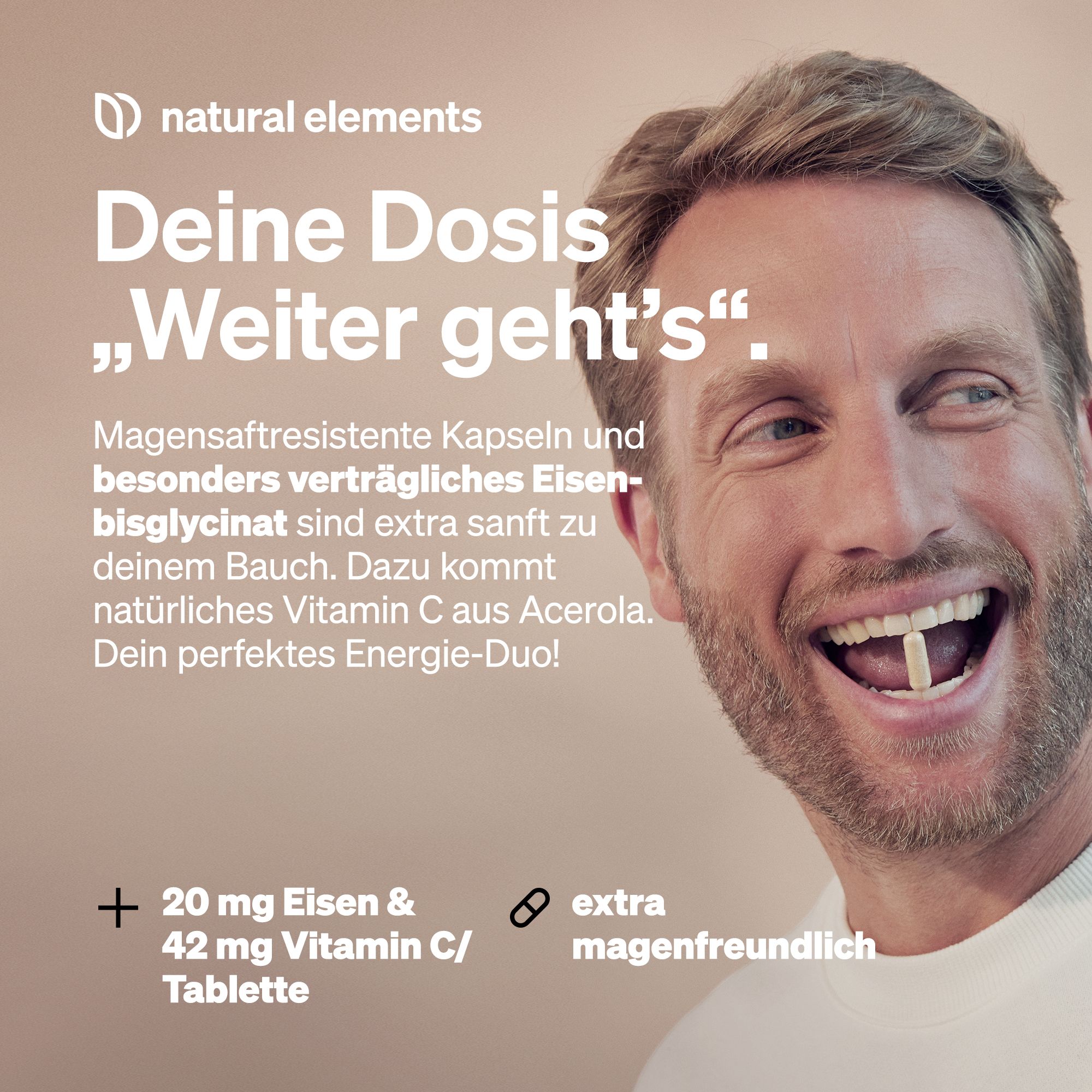 Mann lächelt und zeigt Kapsel. Text: 20 mg Eisen & 42 mg Vitamin C. Magenfreundlich. Kapseln.