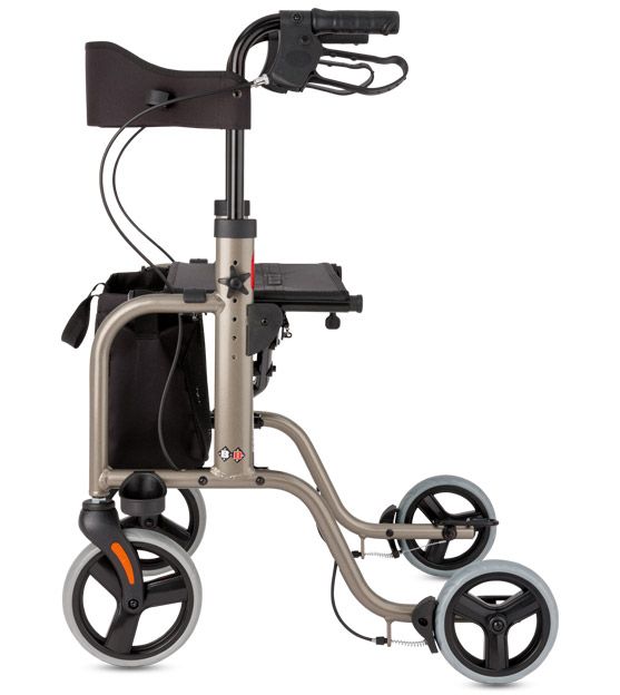Rollator-Seitenansicht. Vier Räder, Sitz, Korb, Rückenlehne und Griffe. Silberner Rahmen, graue Räder, Bremsen.
