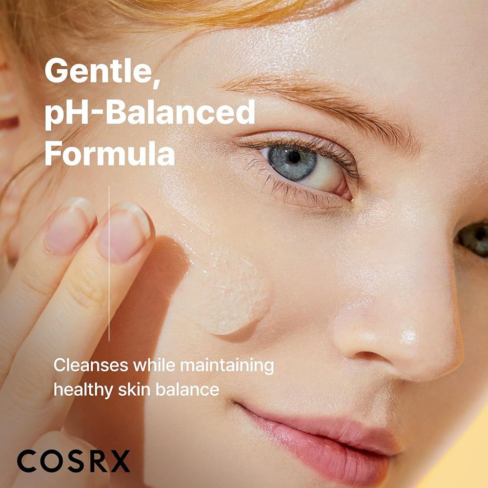 Nahaufnahme eines Gesichts mit einer sanften, pH-neutralen Formel. COSRX-Logo unten links.